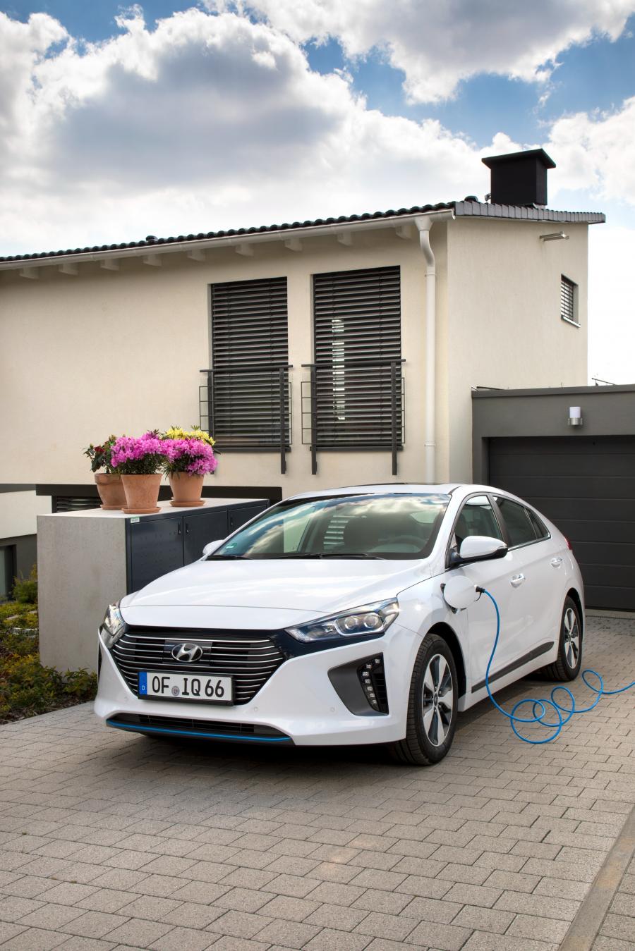  Hyundai IONIQ plug-in (AE) 2016 года  (фото 13 из 42)
